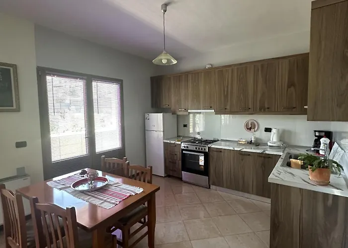 Kristi's * ティラナ